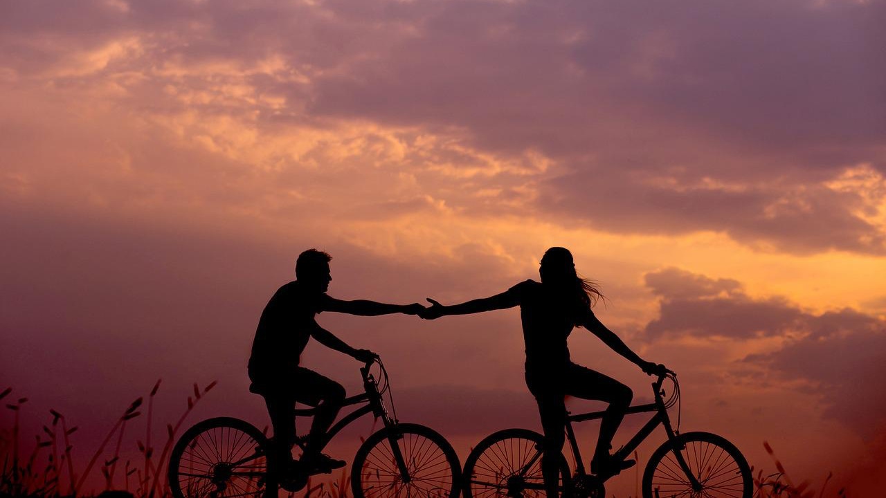 innamorati in bici al tramonto