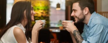 uomo e donna seduti di fronte