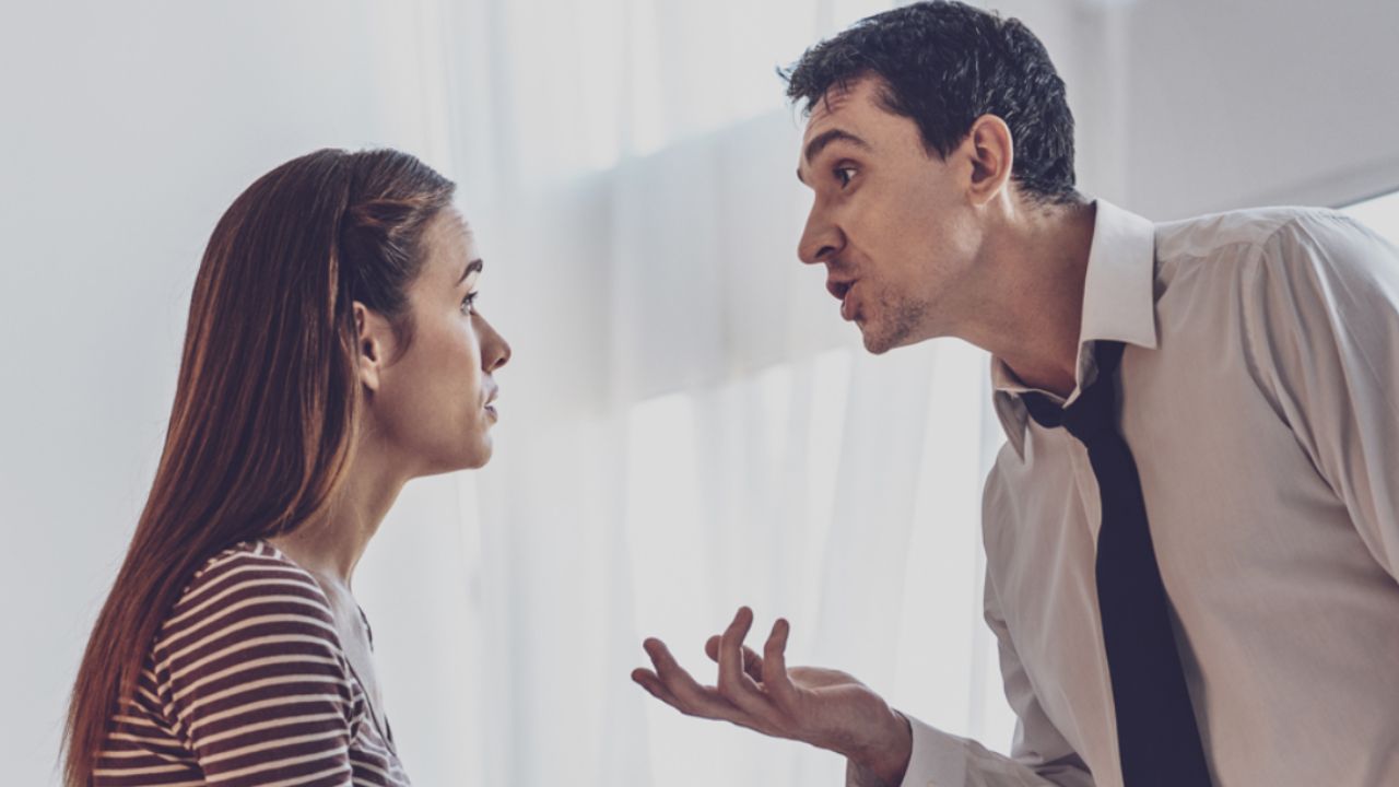 donna di fronte ad un uomo