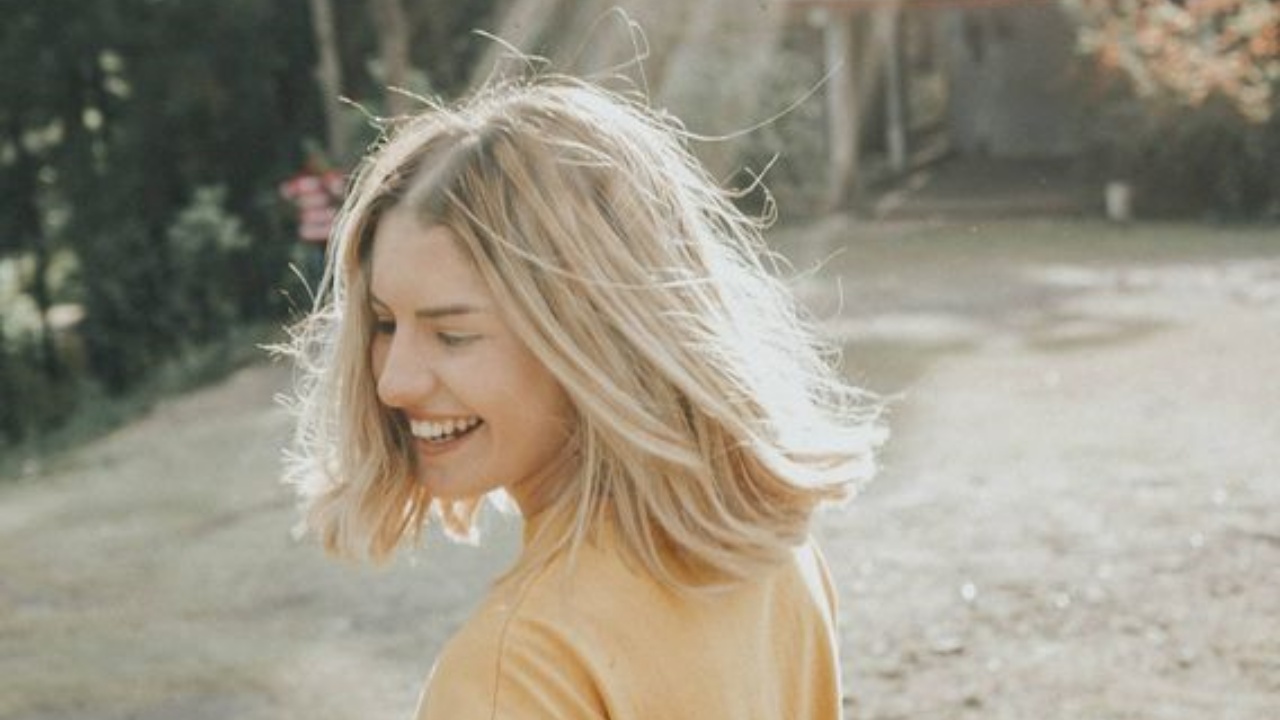 ragazza con i capelli biondi