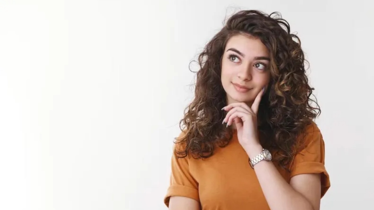 ragazza con i capelli lunghi