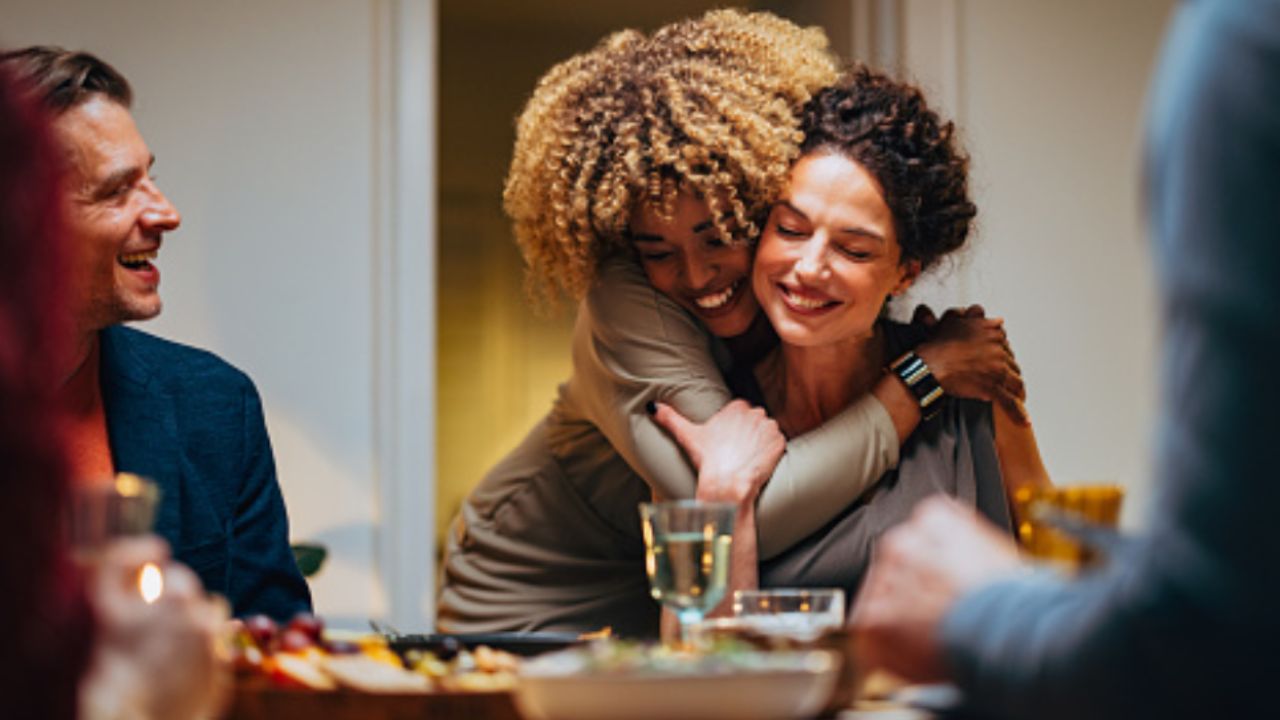 persone sorridenti a tavola