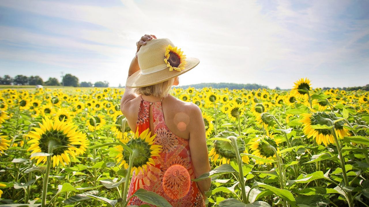 donna con cappello di paglia