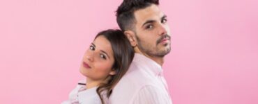 uomo e donna spalla contro spalla