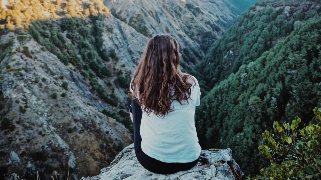 ragazza in montagna