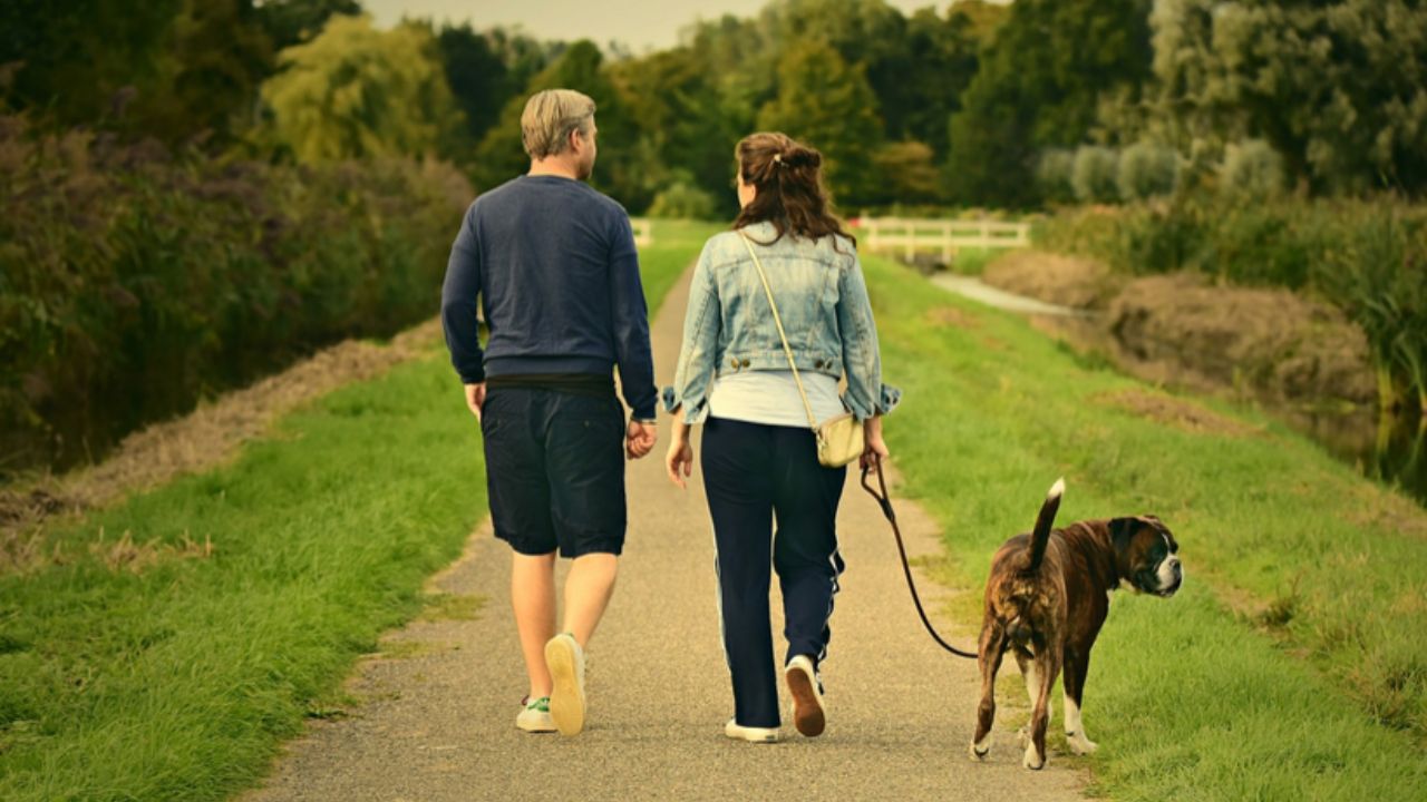 uomo e donna che fanno una passeggiata