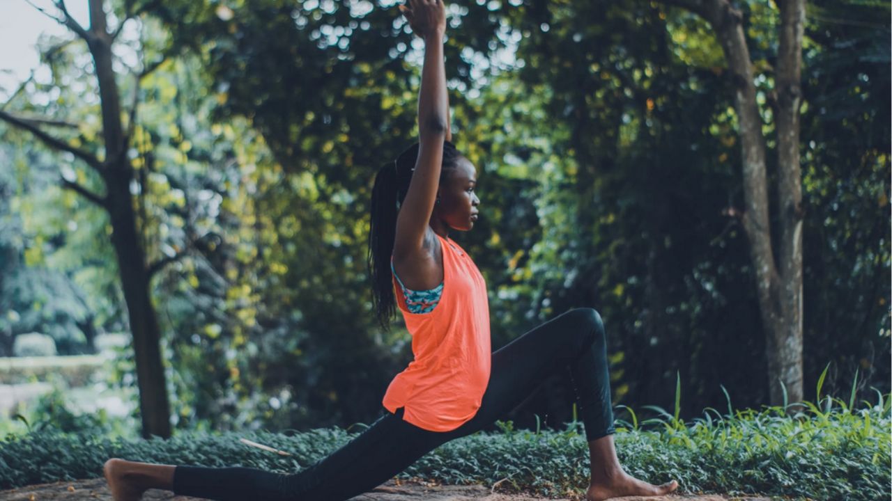 ragazza che fa yoga