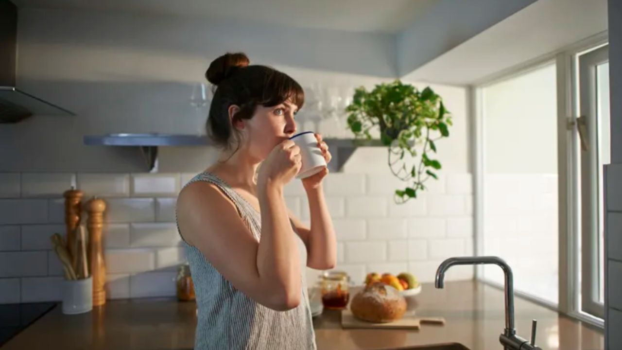 donna in cucina