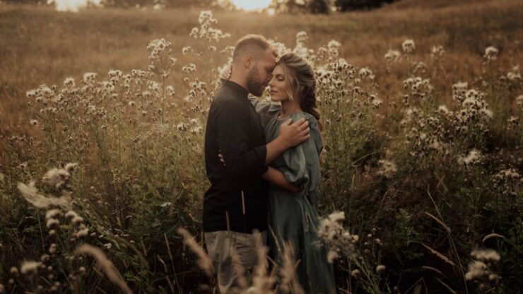 uomo e donna con gli occhi chiusi