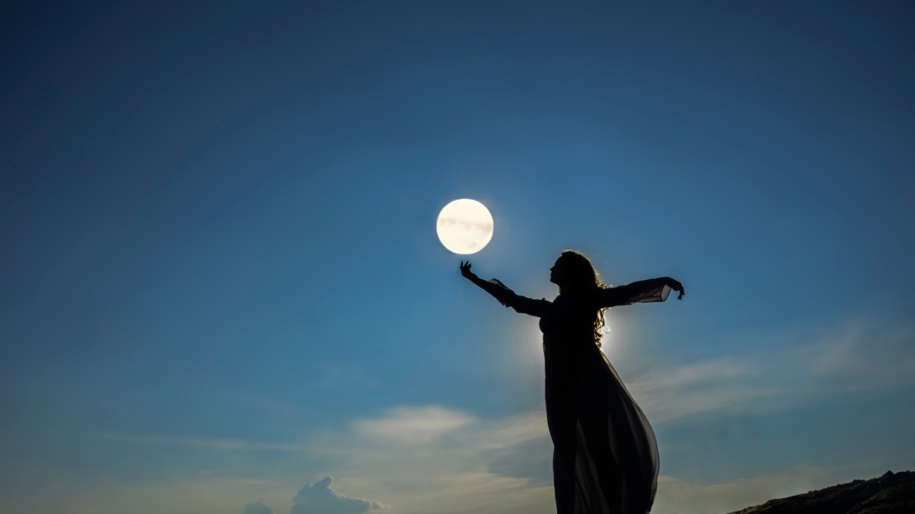 ragazza e luna piena