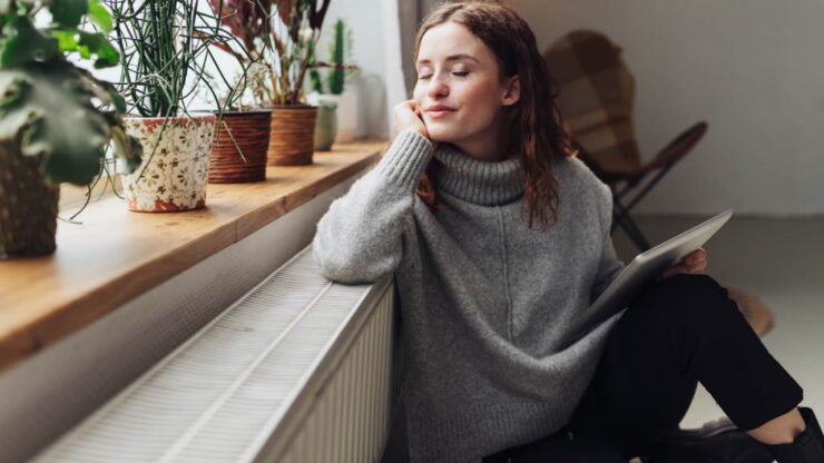 ragazza vicino alla finestra