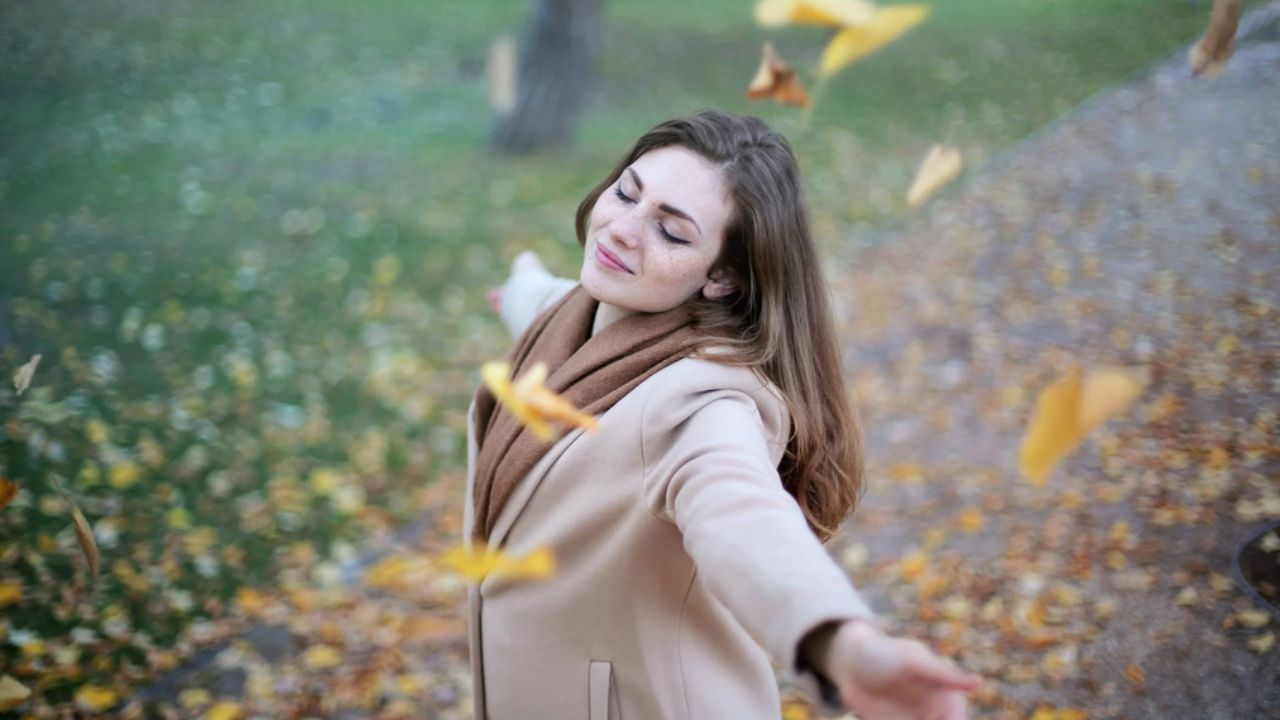 ragazza in un paesaggio autunnale