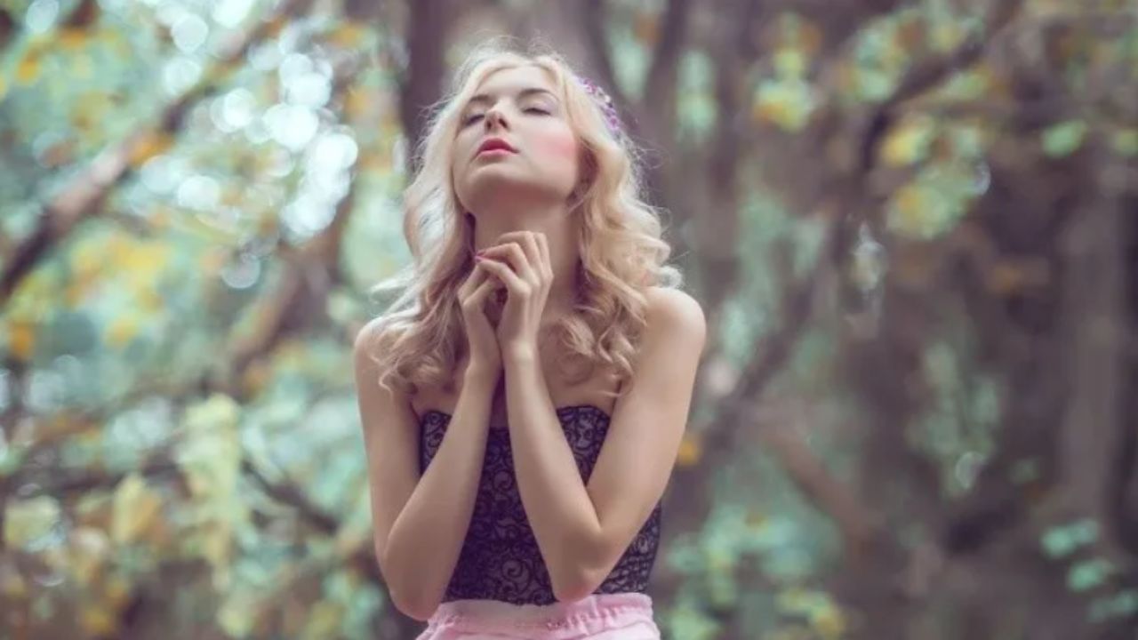 ragazza immersa nella natura