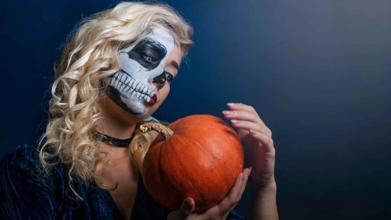 ragazza con trucco su metà volto