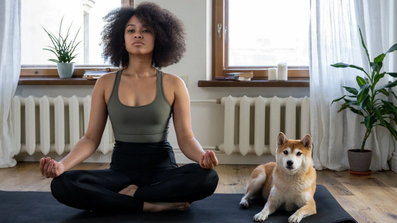 ragazza che fa yoga