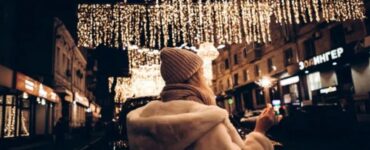 ragazza sotto le luminarie